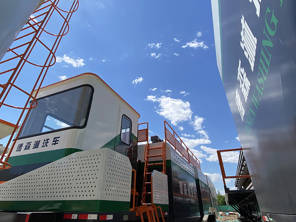 移動(dòng)式土壤淋洗修復(fù)裝備.jpg 移動(dòng)式土壤淋洗修復(fù)裝備