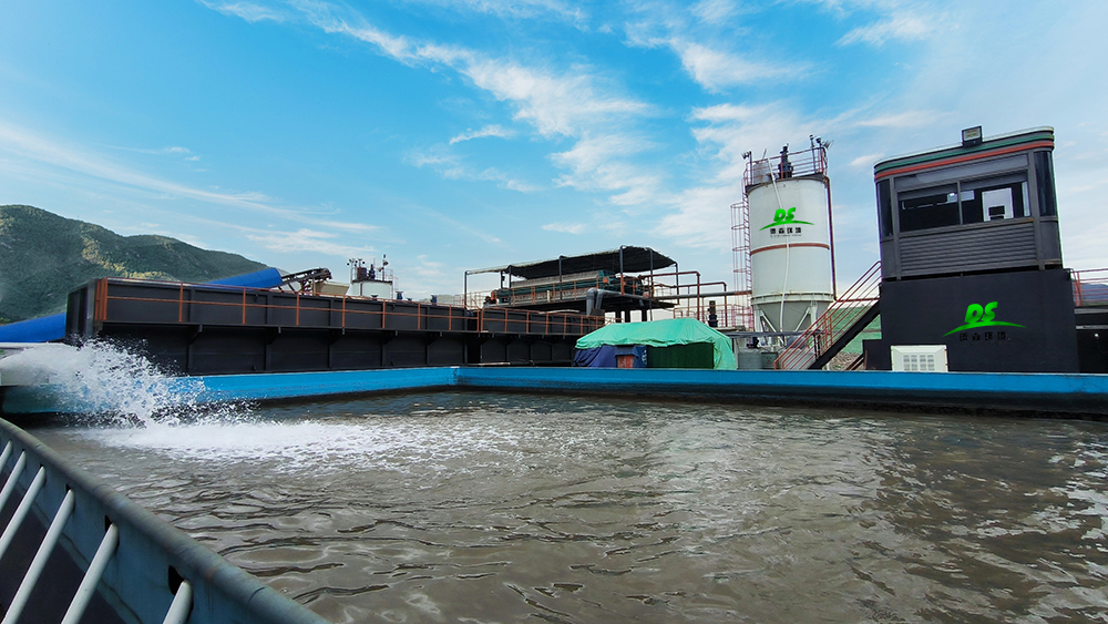 德森土壤淋洗修復(fù)項(xiàng)目現(xiàn)場.jpg 德森土壤淋洗修復(fù)項(xiàng)目現(xiàn)場